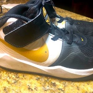Nike team hustle black and gold